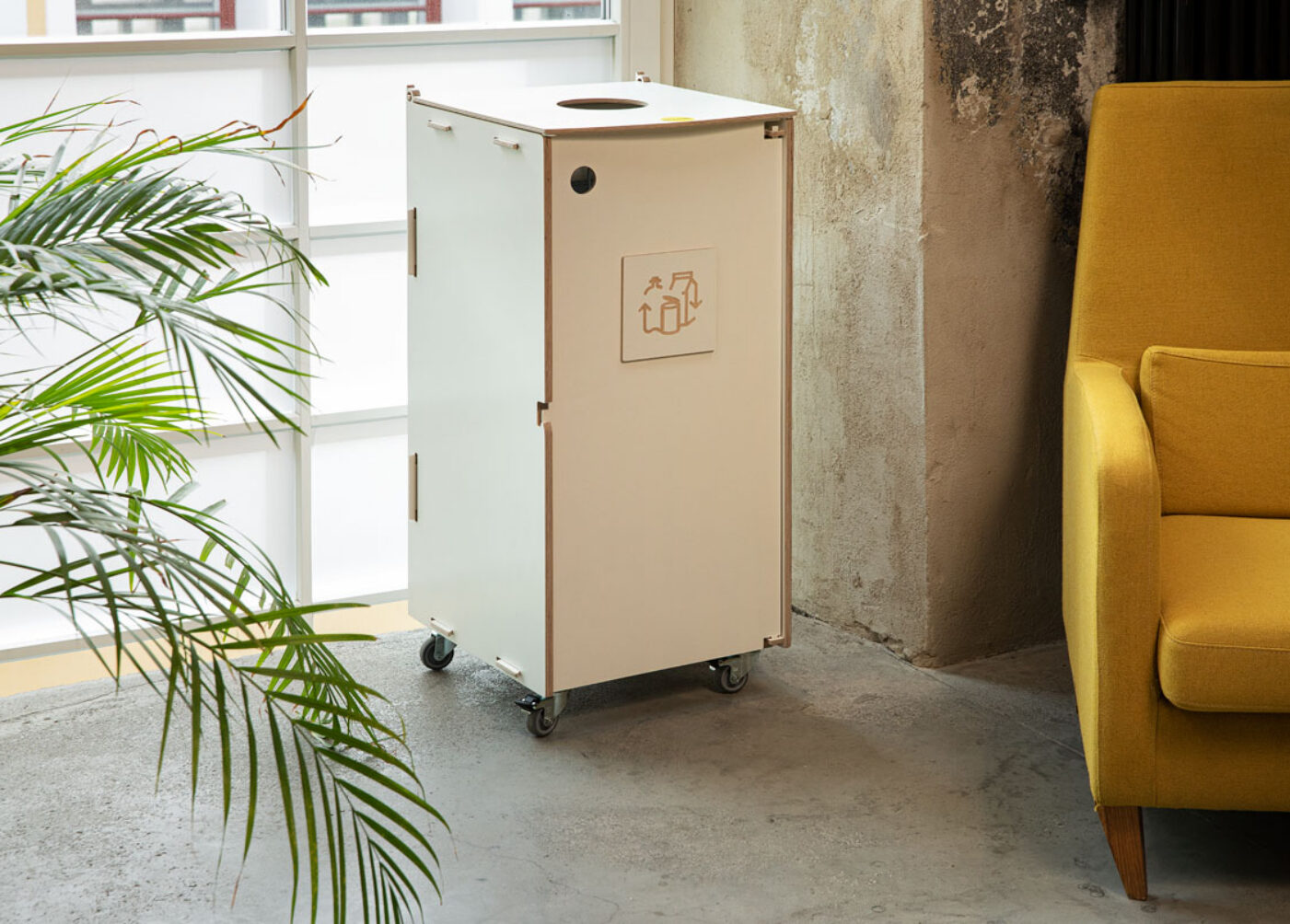 Julkisten tilojen jäteastiat sijoitetaan vilkkaalle kulkuväylälle, jotta jätteiden lajittelu sujuu nopeasti ja intuitiivisesti.