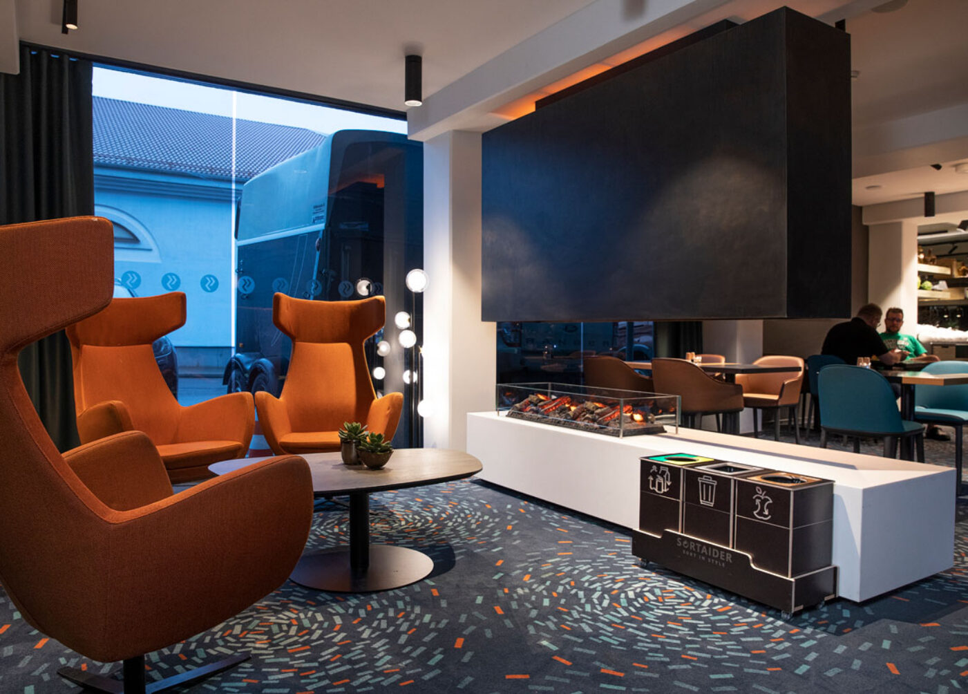 Toimistokeittiöiden jäteastiat tukevat ruokajätteen lajittelua yhteisessä keittiötilassa.