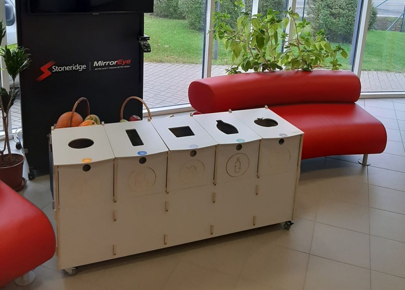 Sekajätteen keräykseen tarkoitetut kierrätysastiat tehostavat jätteiden keräystä.