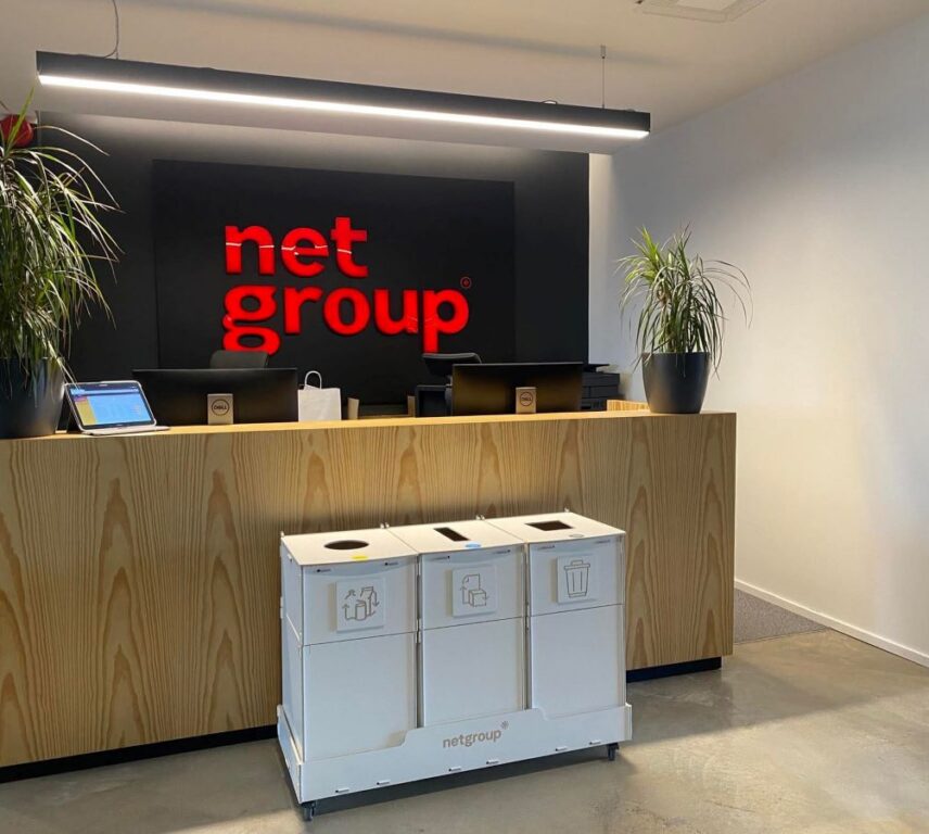 Net Groupin toimiston vastaanoton sisäkäyttöön tarkoitetut kierrätysastiat, jotka on suunniteltu paperin, pakkausten ja sekajätteen lajitteluun.