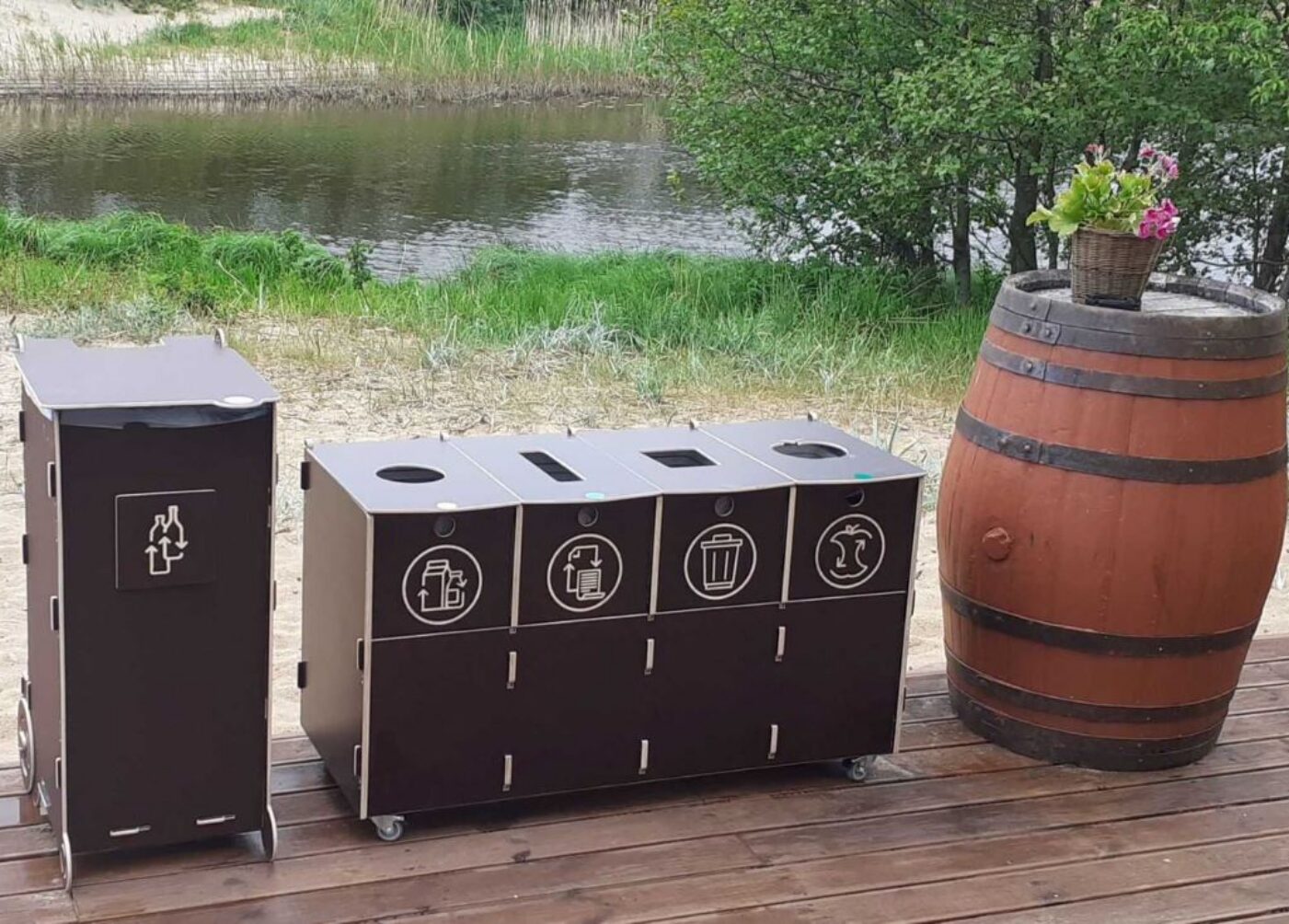 Toimiston uloskäyntialueiden roskakorit sijoitetaan uloskäyntien lähelle, jotta jätteet voidaan hävittää viime hetkellä.