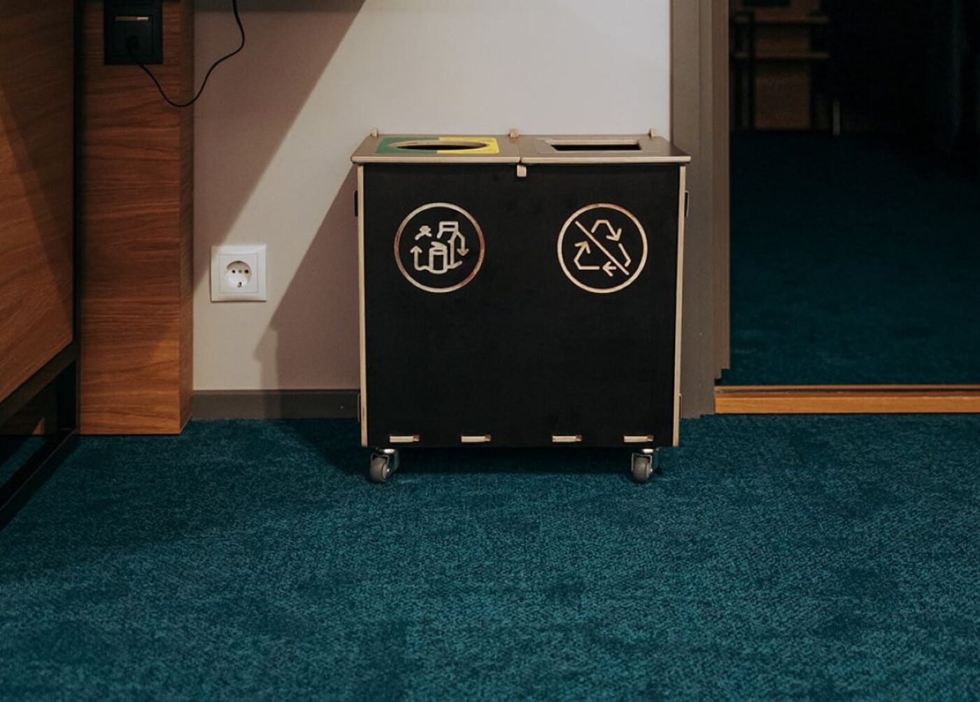 Kierrätysastiat pienille yrityksille kompaktissa työpaikan lajittelualueella.