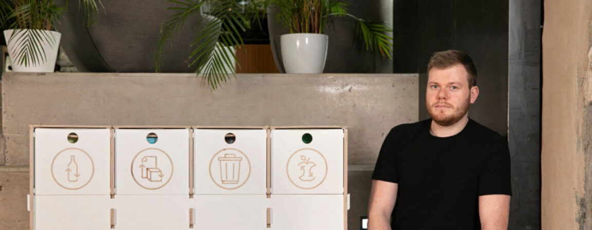 Moderne hvid affaldssorteringsstation med flere rum til genbrug, designet med en prisvindende bæredygtig tilgang.