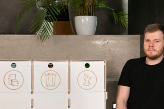 Moderne hvid affaldssorteringsstation med flere rum til genbrug, designet med en prisvindende bæredygtig tilgang.