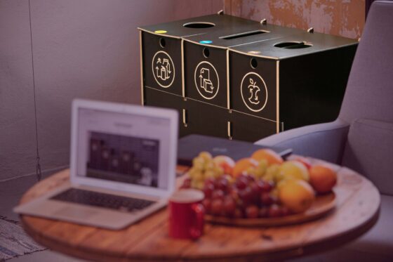 En affaldssorteringsstation til kontor eller skole – B3 Brun model med tre rum til papir, emballage og bioaffald, fremstillet af holdbart krydsfiner.