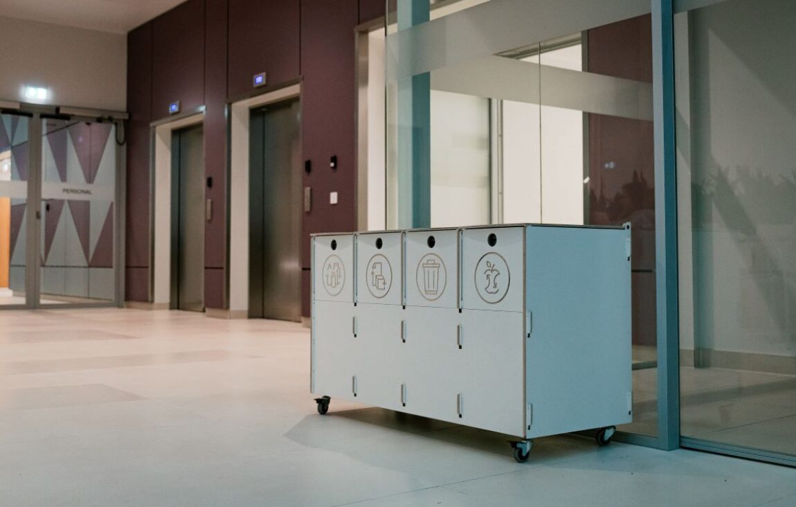 Källsortering för avfallssortering som stödjer effektiv och organiserad återvinning.