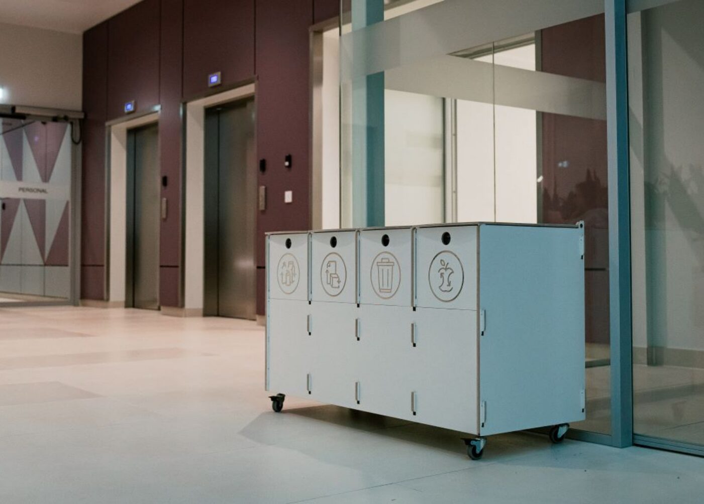 Källsortering för avfallssortering som stödjer effektiv och organiserad återvinning.