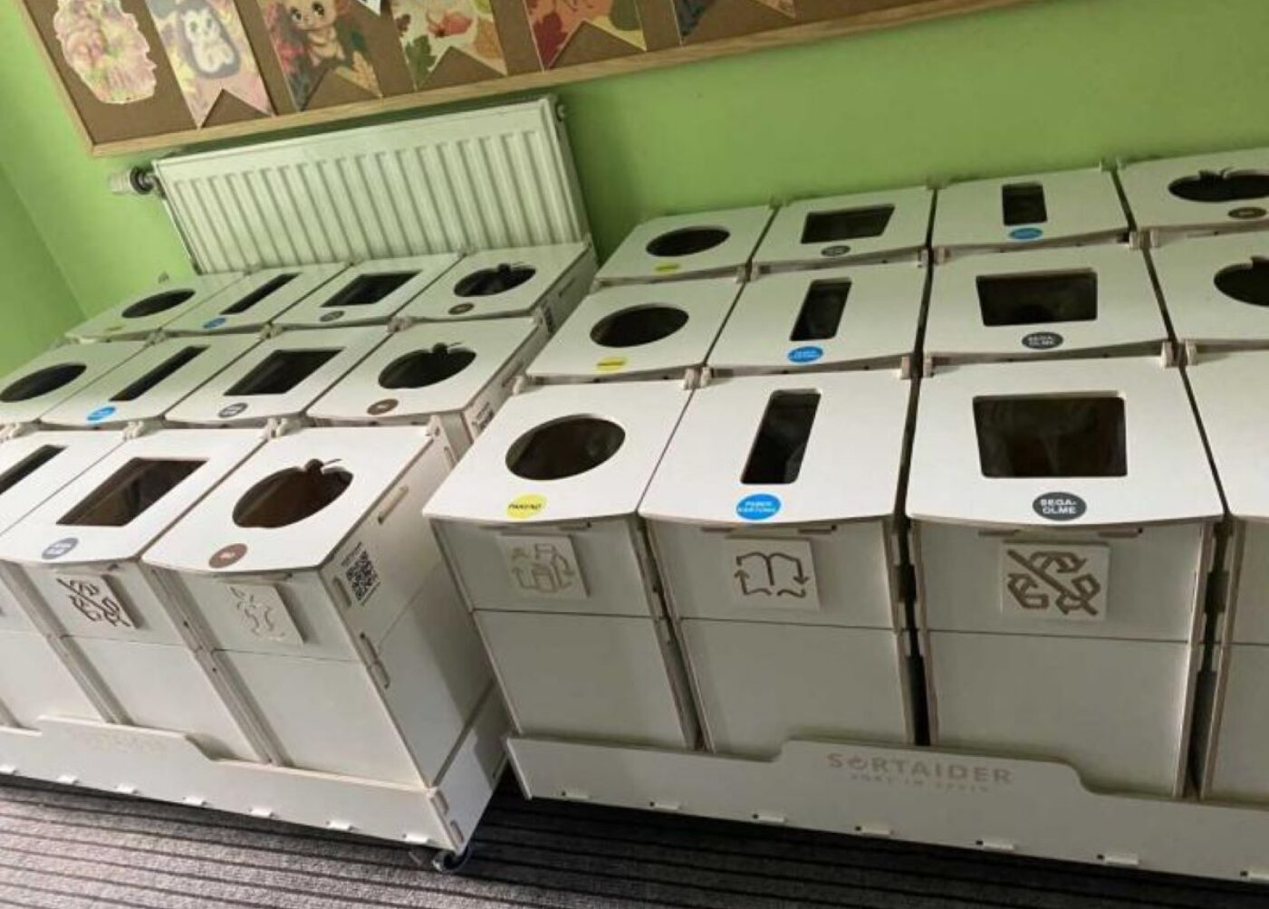 Källsortering och avfallssorteringsstationer i förskolans högtrafikerade områden hjälper barnen att lära sig korrekt avfallssortering.