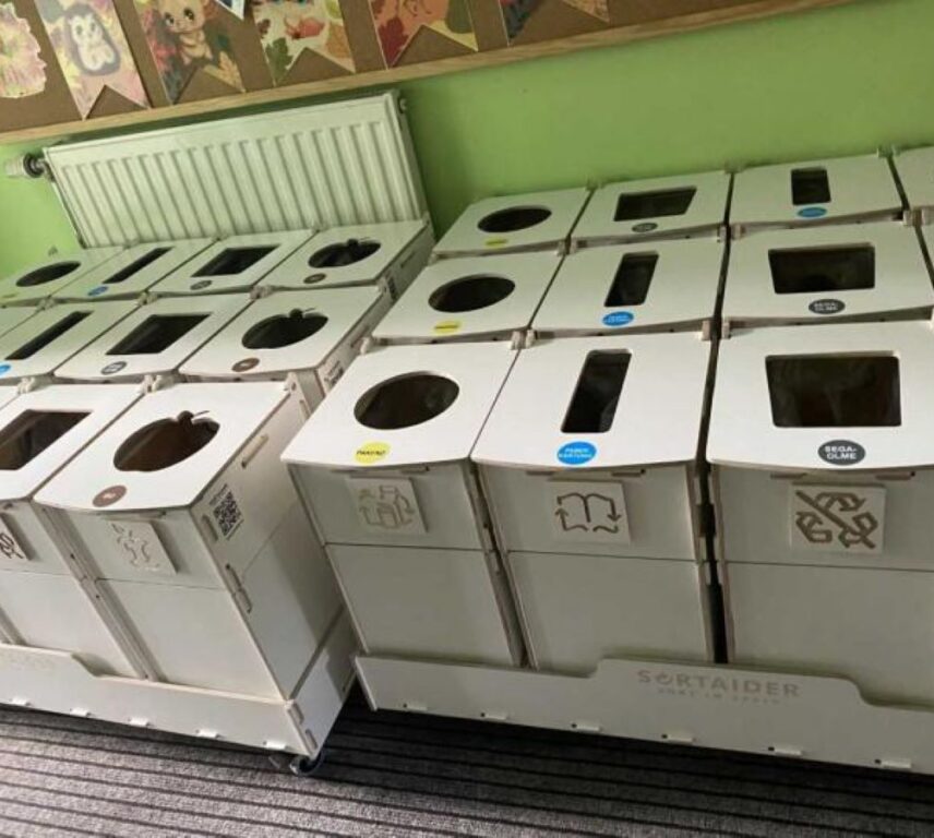 Källsortering och avfallssorteringsstationer i förskolans högtrafikerade områden hjälper barnen att lära sig korrekt avfallssortering.