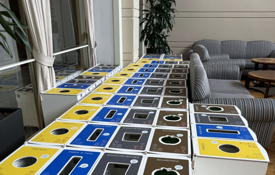 Källsortering för flygplatser utformade för sortering av plast, papper, blandat avfall och bioavfall i passagerarutrymmen