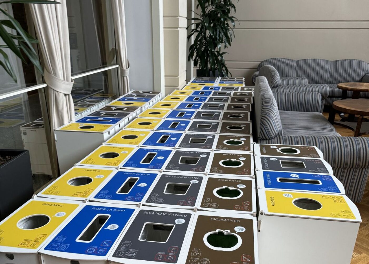 Källsortering för flygplatser utformade för sortering av plast, papper, blandat avfall och bioavfall i passagerarutrymmen