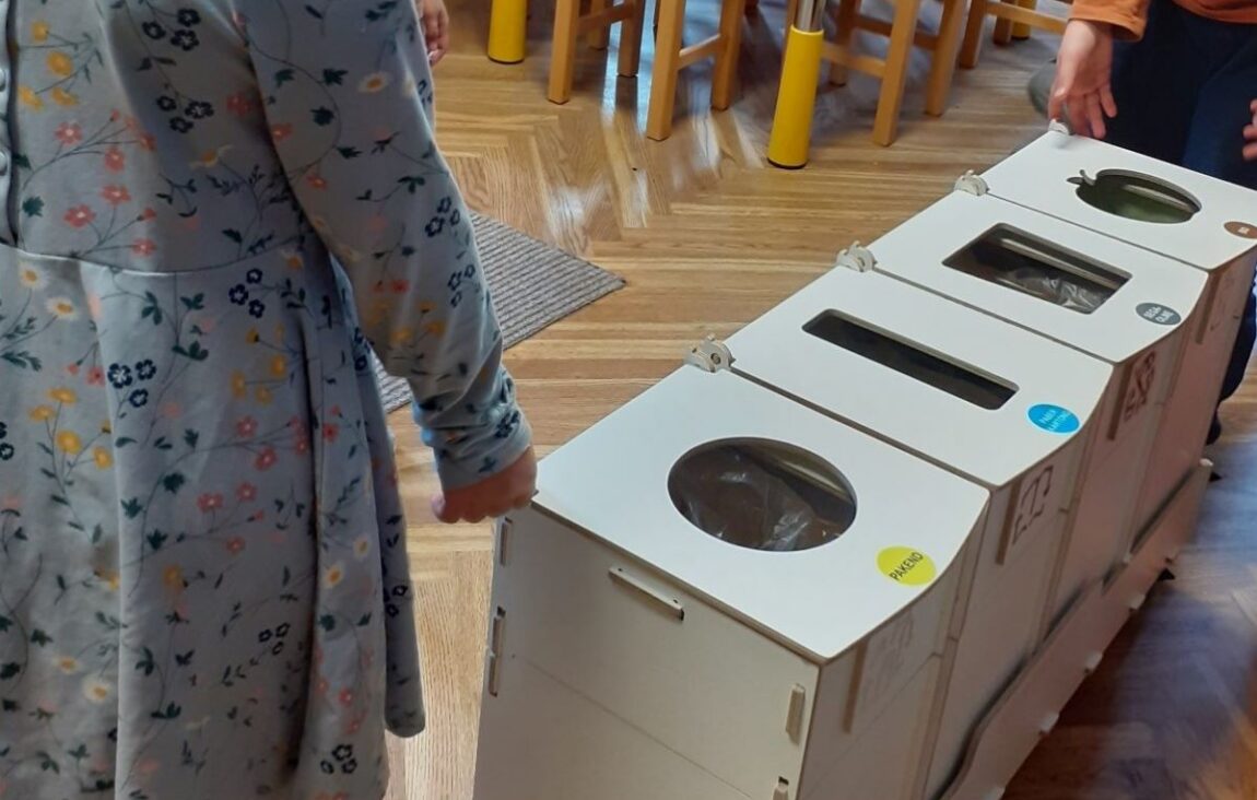 Källsortering och avfallssorteringsstationer i ett förskoleklassrum i Tallinn, som hjälper barn att lära sig korrekt avfallssortering.