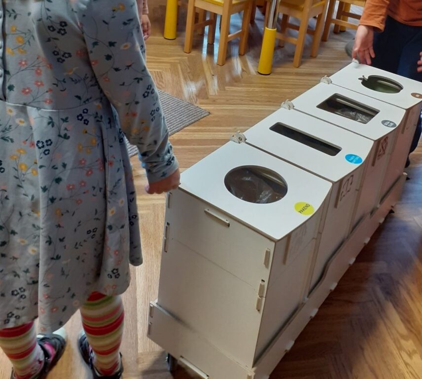 Källsortering och avfallssorteringsstationer i ett förskoleklassrum i Tallinn, som hjälper barn att lära sig korrekt avfallssortering.