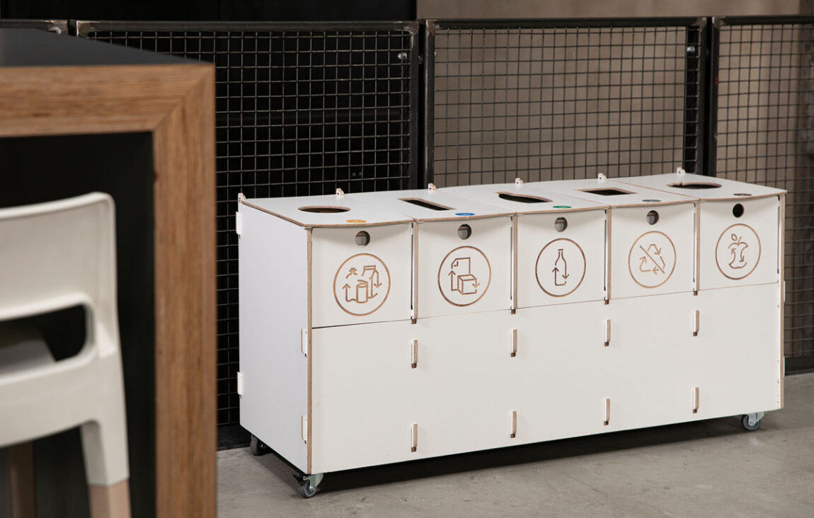 Källsortering för inomhusbruk har en avfallssorteringsguide som visar hur man återvinner korrekt med tydliga instruktioner för avfallssortering.