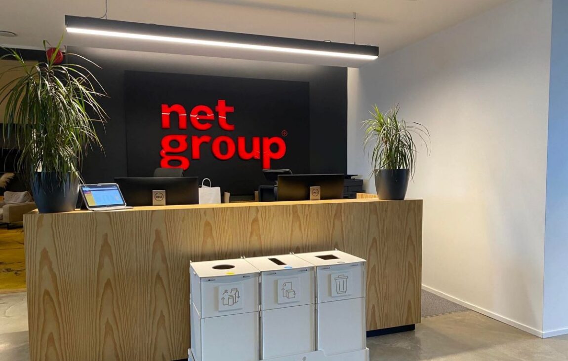 Källsortering för inomhusbruk i receptionen på Net Groups kontor, avsedda för sortering av papper, förpackningar och blandat avfall.
