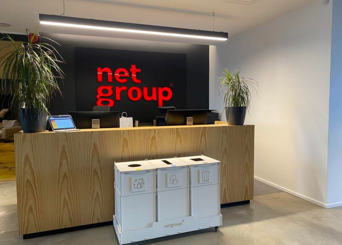 Källsortering för inomhusbruk i receptionen på Net Groups kontor, avsedda för sortering av papper, förpackningar och blandat avfall.