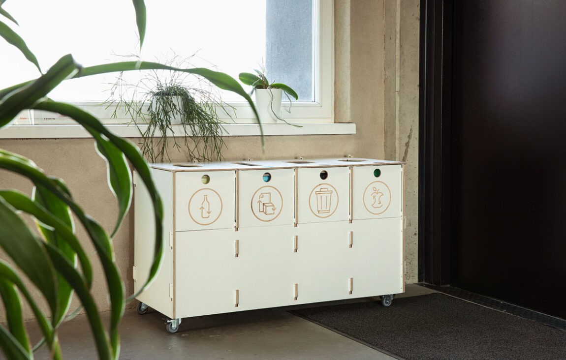 Modern kontorsinredning med Källsortering för papper, plast, blandat avfall och bioavfall, installerade hos Estlands trafikförsäkringsfond – Sortaider.