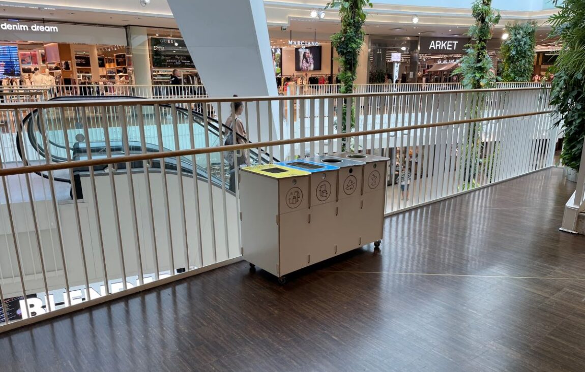 Källsortering för kontorsentréer placerade nära entréer för att underlätta omedelbar sortering.