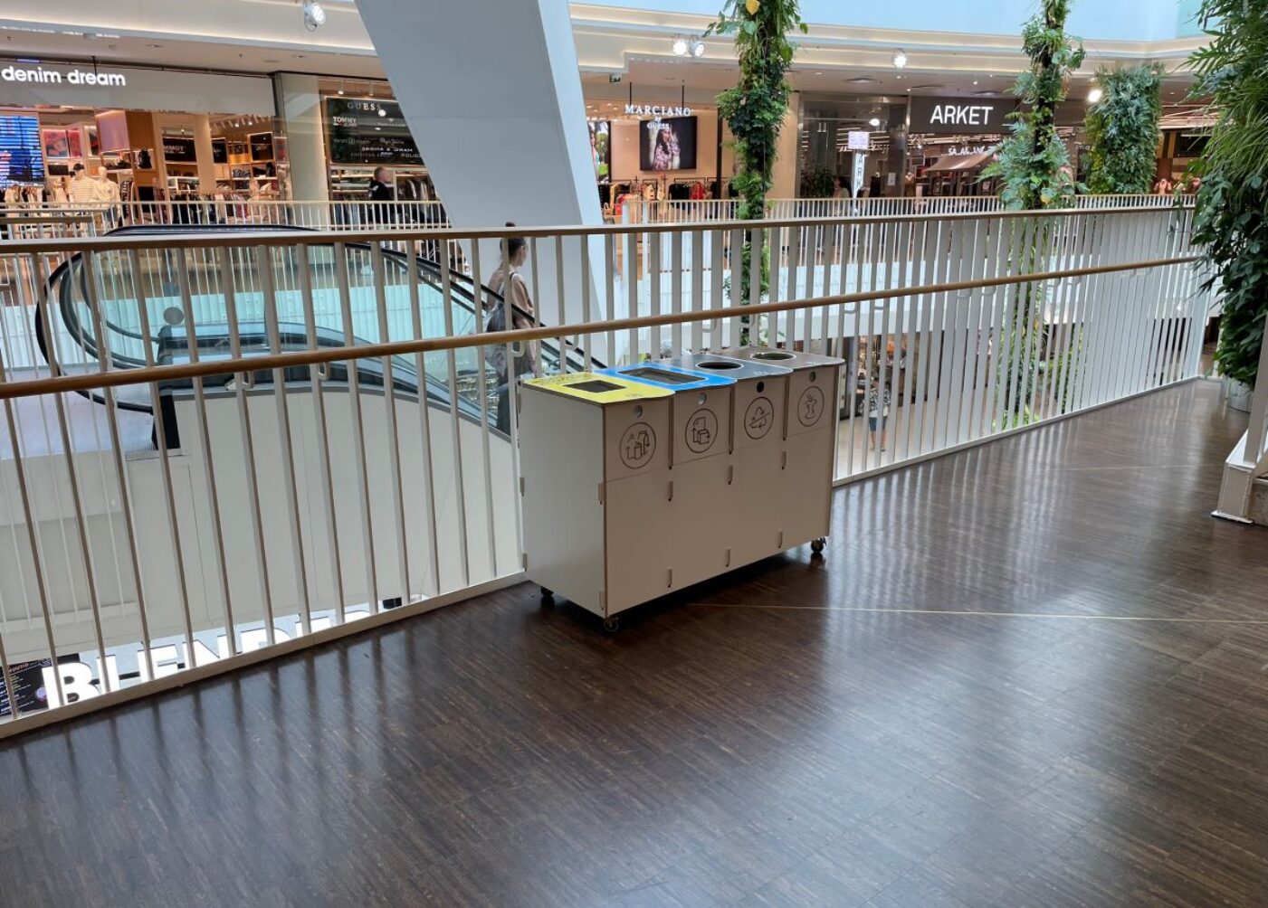 Källsortering för kontorsentréer placerade nära entréer för att underlätta omedelbar sortering.