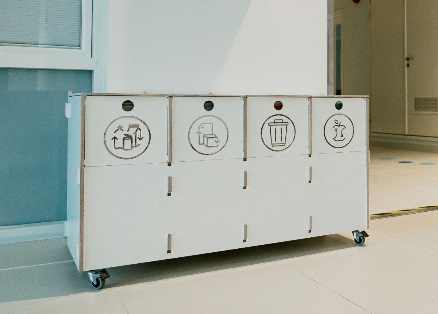 Källsortering för sjukhus och kliniker med tydliga etiketter för hygienisk och effektiv avfallssortering