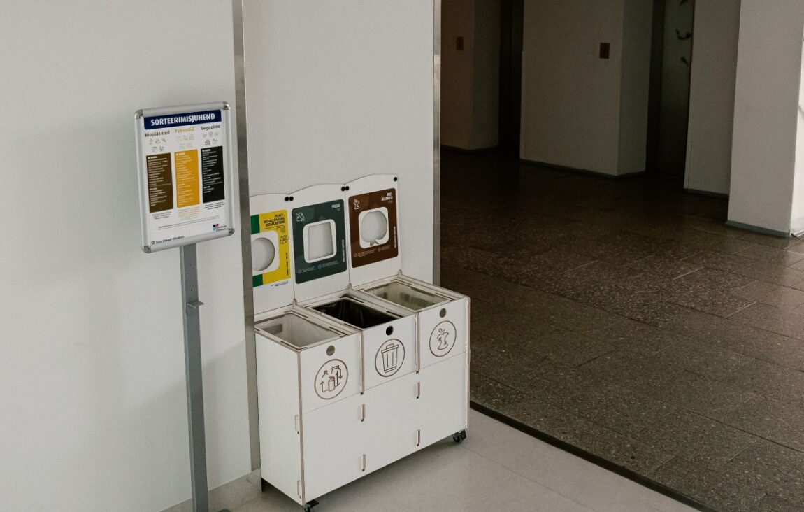 Märkta Källsortering i en skola som främjar enkel Källsortering och korrekt avfallssortering för eleverna.