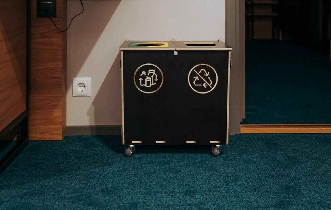 Källsortering för småföretag i ett kompakt sorteringsutrymme på arbetsplatsen.