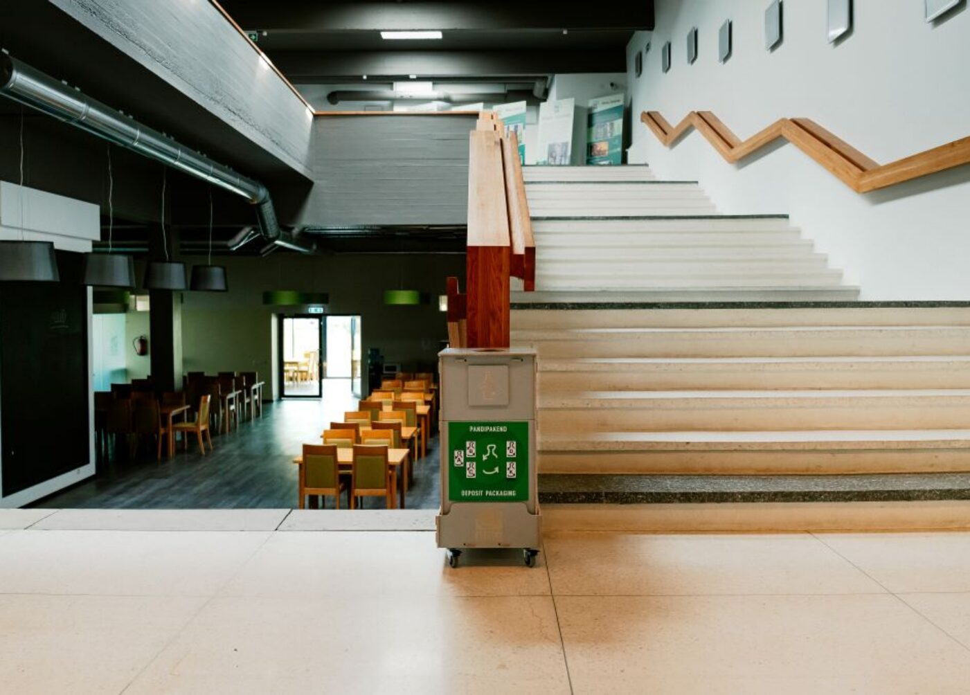 Källsortering och sortering på universitet omfattar Papperskorgar som används för Källsortering och sortering, vilket främjar organiserad och effektiv återvinning.