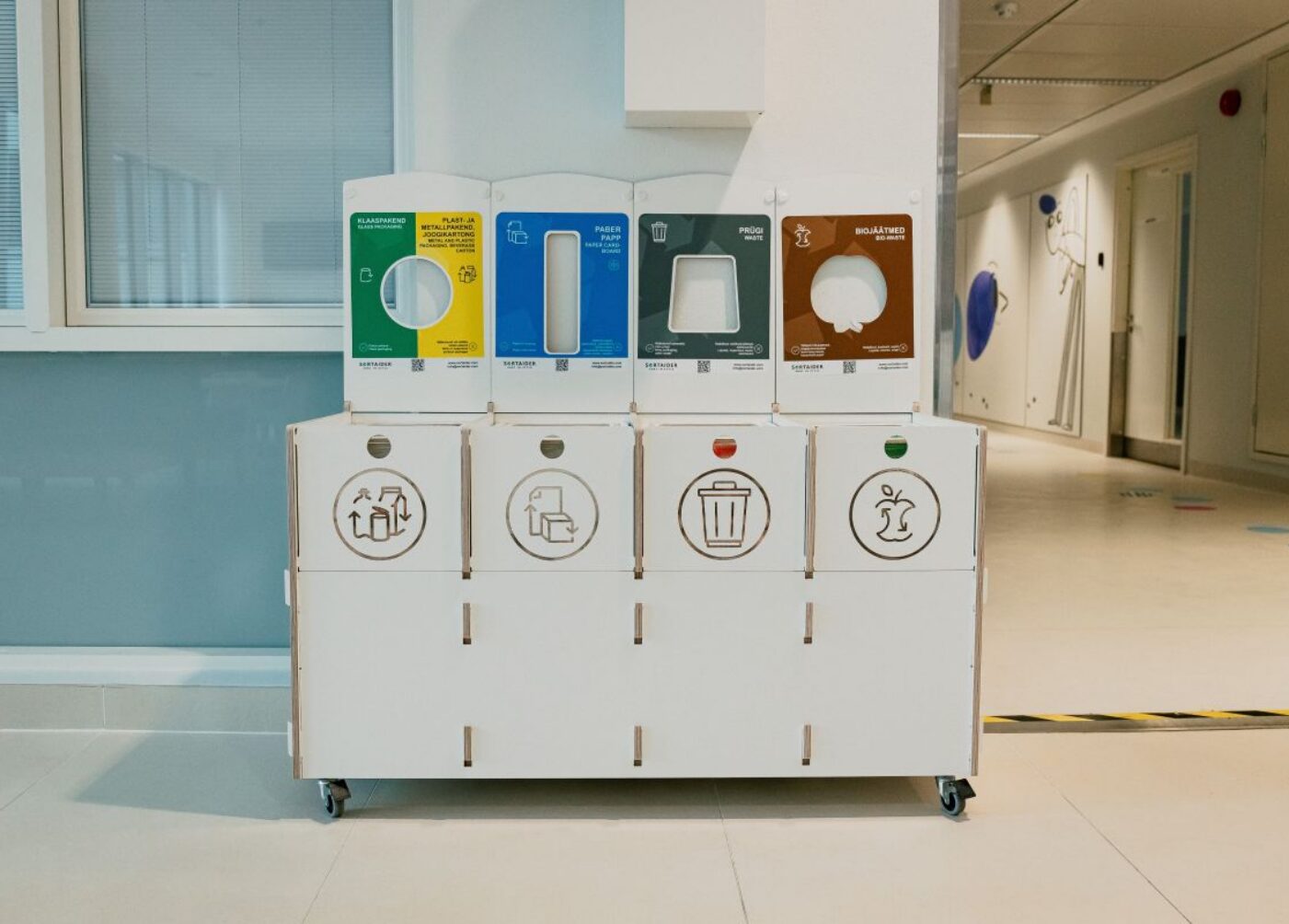 rūšiavimo-šiukšliadėžės šiukšliadėžės ligoninėms su aiškiomis etiketėmis stiklui, plastikui, popieriui, atliekoms ir biologinėms atliekoms.