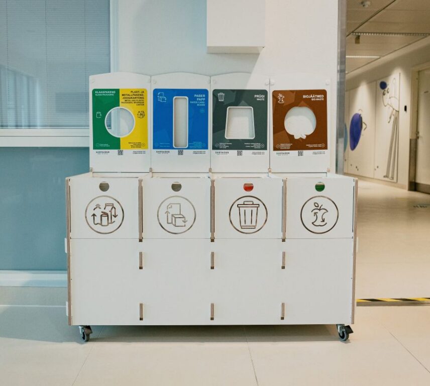 rūšiavimo-šiukšliadėžės šiukšliadėžės ligoninėms su aiškiomis etiketėmis stiklui, plastikui, popieriui, atliekoms ir biologinėms atliekoms.