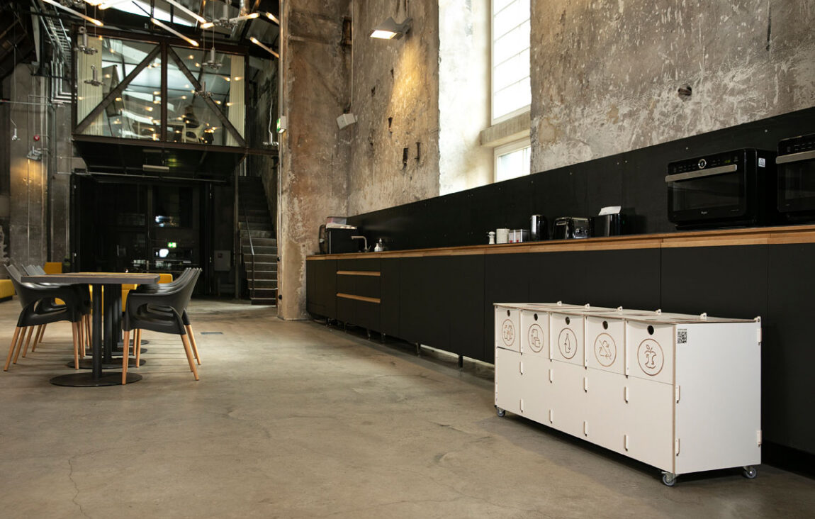 Papperskorgar för avfallssortering som stödjer avfallssortering.