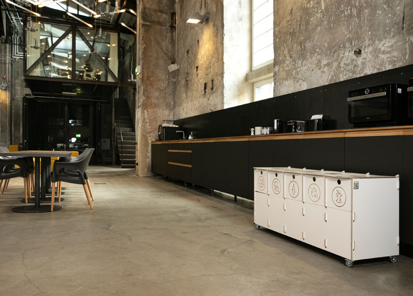 Papperskorgar för avfallssortering som stödjer avfallssortering.