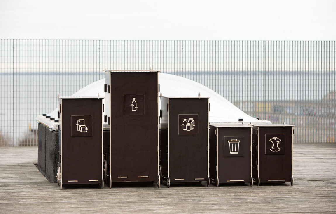 Papperskorgar som används i hemmet för att separera återvinningsbart avfall från vanligt hushållsavfall.