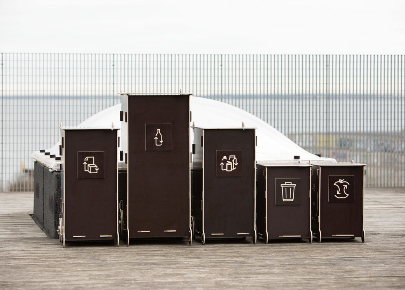 Papperskorgar som används i hemmet för att separera återvinningsbart avfall från vanligt hushållsavfall.