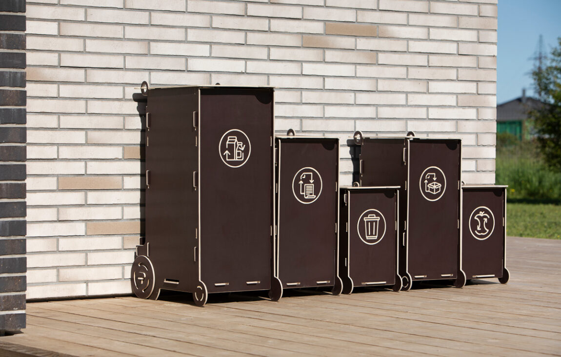 Moderna Papperskorgar i trä för hemmabruk med separata fack för glas, förpackningar, blandat avfall och bioavfall.