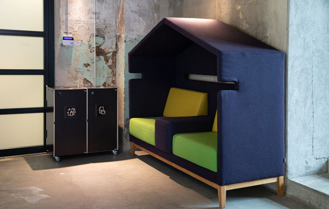 Papperskorgar för interna kontorszoner placerade längs korridorer för att underlätta intuitiv avfallssortering.