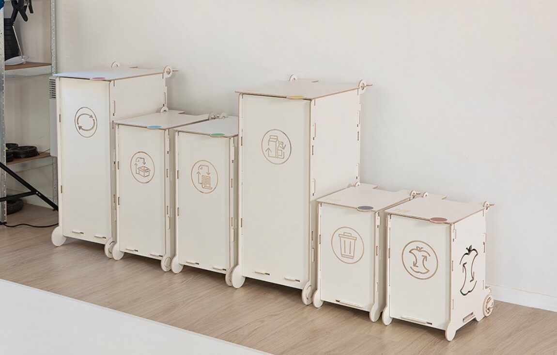 Vita kliniska Papperskorgar med symboler för papper, förpackningar, blandat avfall och bioavfall, utformade för vårdinrättningar och laboratorier.