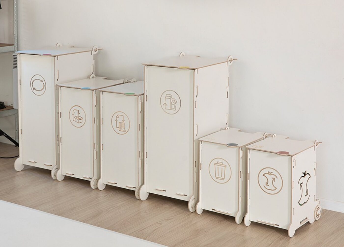 Vita kliniska Papperskorgar med symboler för papper, förpackningar, blandat avfall och bioavfall, utformade för vårdinrättningar och laboratorier.