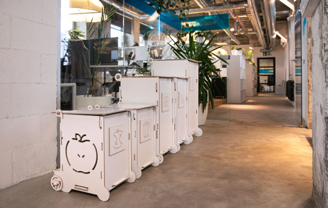 Papperskorgar för kontor med lock i bruk, som visar en ren och avgränsad avfallssorteringslösning.