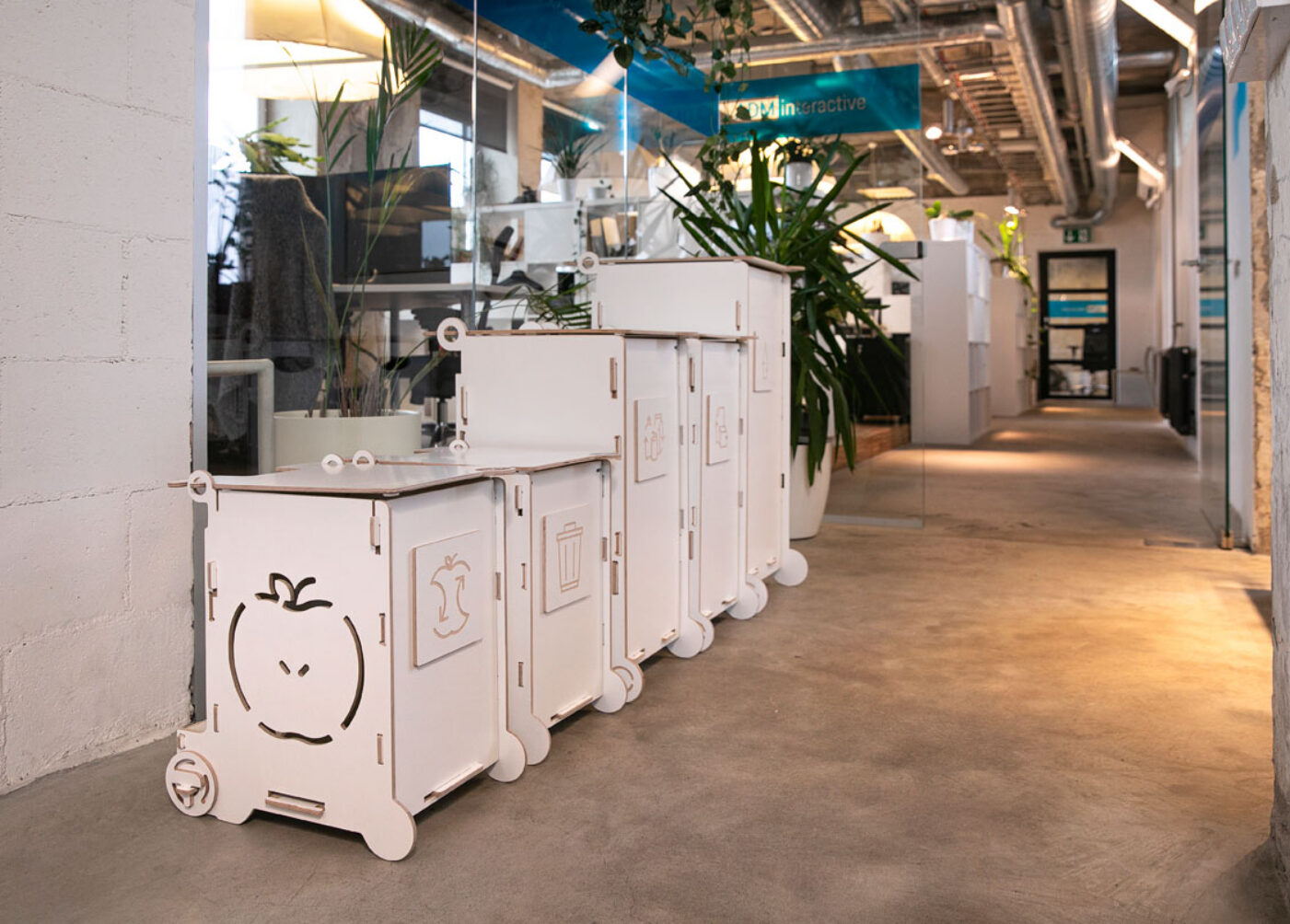 Papperskorgar för kontor med lock i bruk, som visar en ren och avgränsad avfallssorteringslösning.