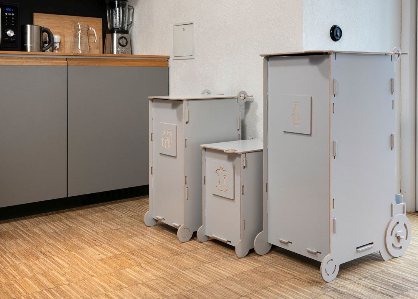 Papperskorgar för kontor och moderna arbetsplatser med lock som är utformade för rena och organiserade kontorsmiljöer