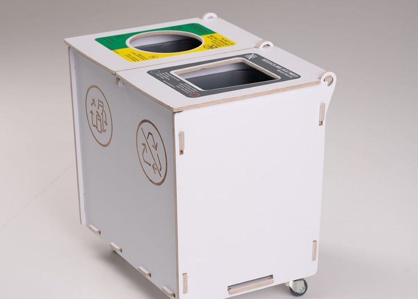 Papperskorgar för centrala kontor som placeras i delade utrymmen för att underlätta Källsorteringen.