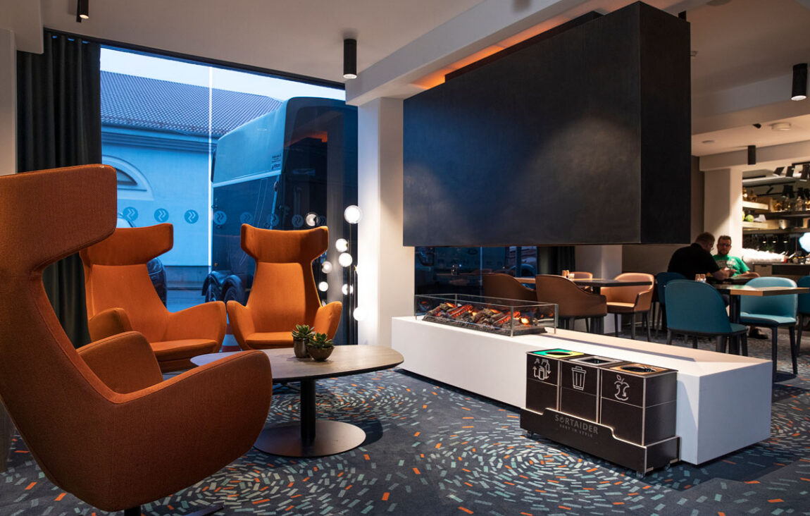 Papperskorgar för kontorskök som underlättar sortering av matavfall i gemensamma kök.