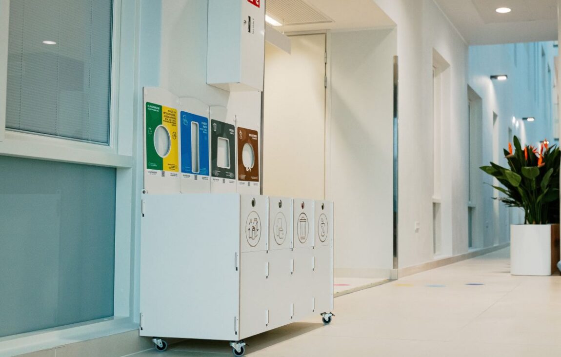 Papperskorgar för kontorskorridorer placeras i korridorernas ändar för att underlätta Källsorteringen.