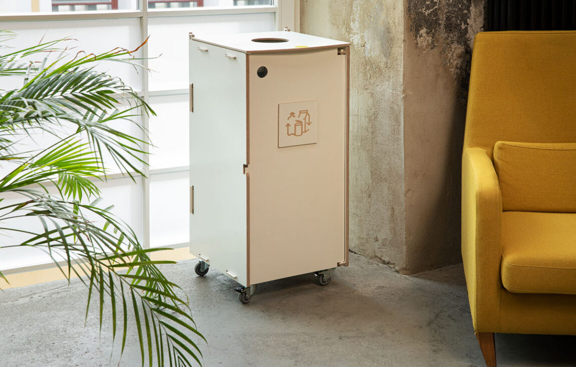 Papperskorgar för offentliga utrymmen placerade i en livlig gångväg för att underlätta snabb och intuitiv avfallssortering.