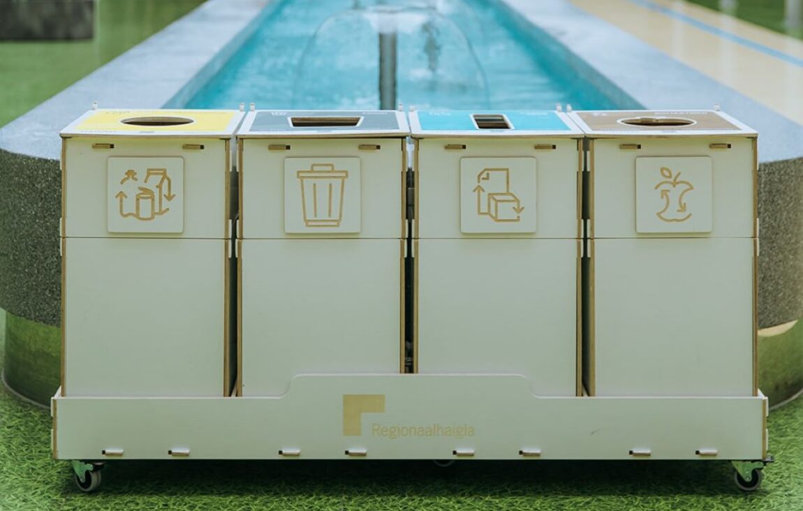 Papperskorgar för vårdinrättningar placerade i formella miljöer för att stödja diskret avfallssortering.