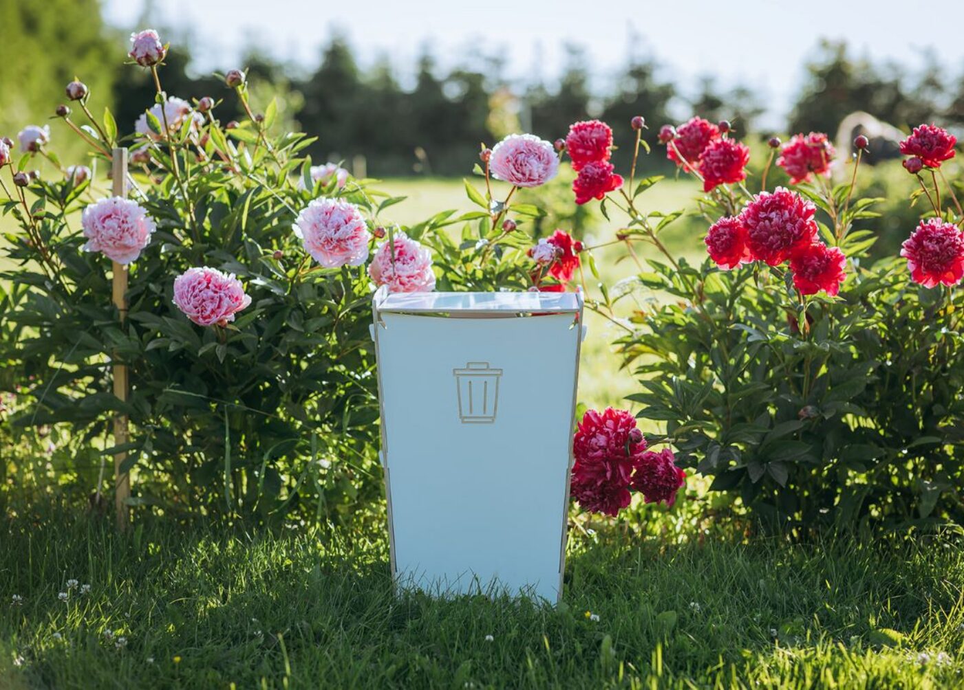 Papperskorgar placerade i offentliga utrymmen för att underlätta intuitiv Källsortering för förbipasserande.