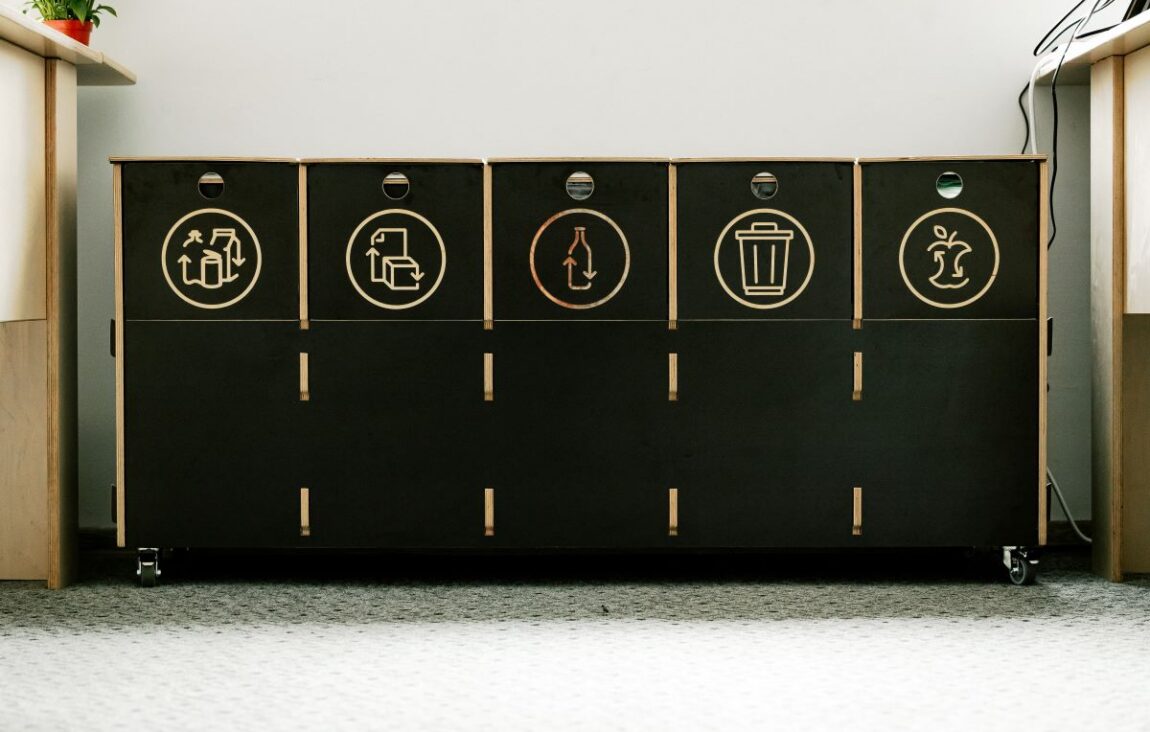 Koulujen kierrätysastiat sijoitetaan yhteisiin tiloihin tukemaan päivittäistä lajittelua.