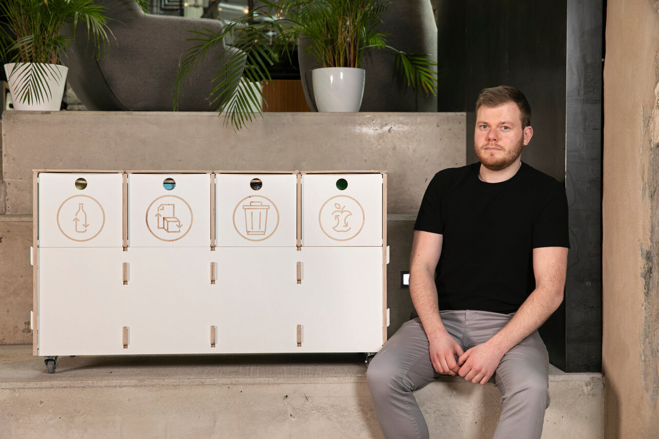 Modern vit avfallssorteringsstation med flera fack för återvinning, designad med ett prisbelönt hållbart tillvägagångssätt.