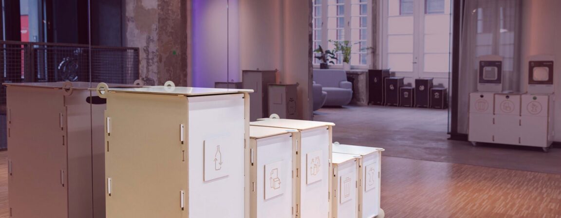 Separat affaldsindsamling – Sortaiders Affaldssorteringsstationen med genbrugsinstruktioner til effektiv affaldshåndtering