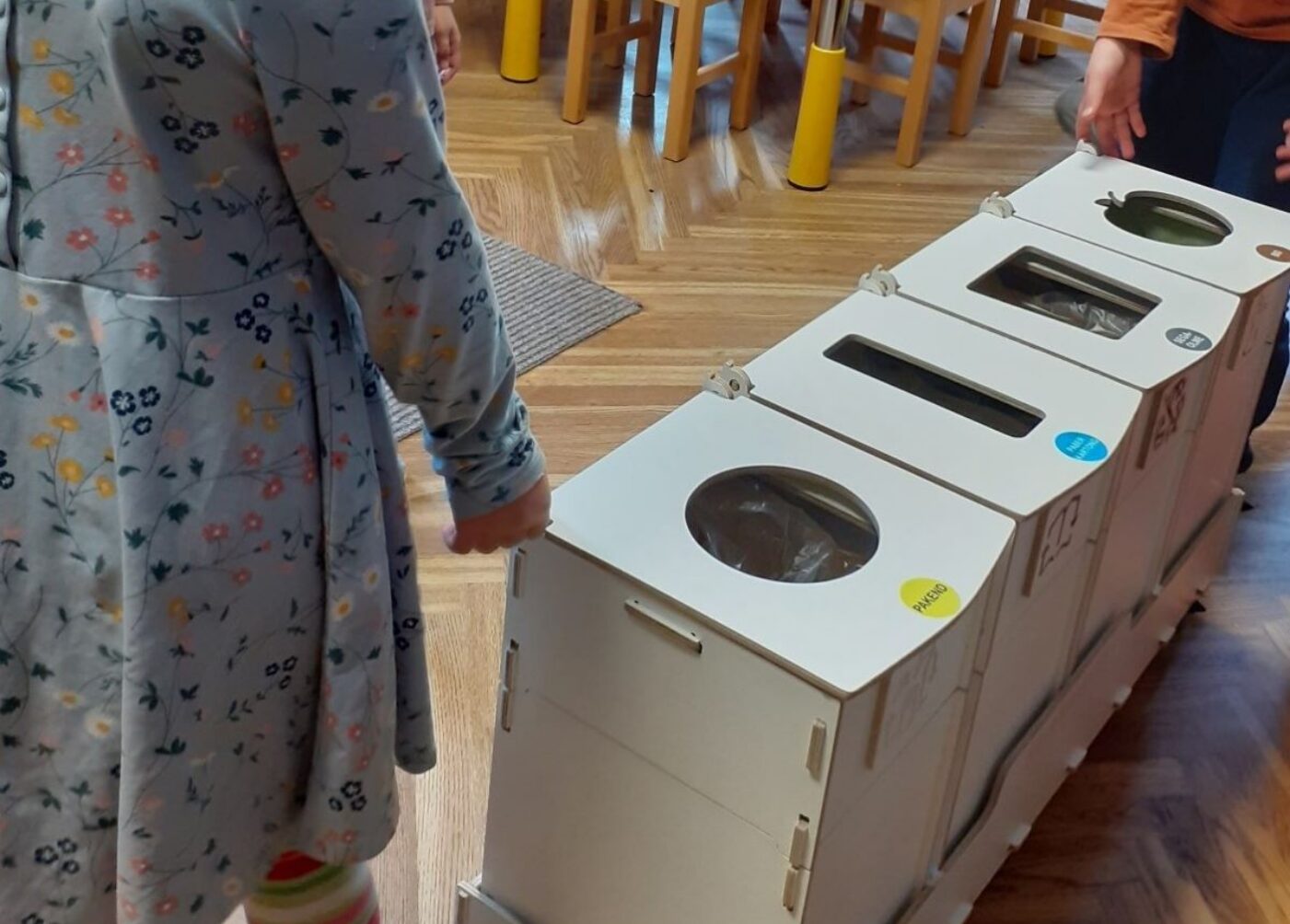 Pārstrādes tvertnes un atkritumu tvertnes stacijas Tallinas bērnudārza klasē, kas palīdz bērniem apgūt pareizu atkritumu šķirošanu.